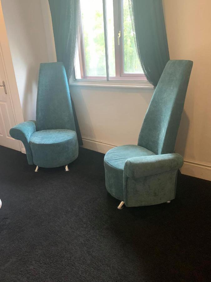 The Swan @ Stoford酒店 外观 照片 The original chairs at the BBC Television Centre