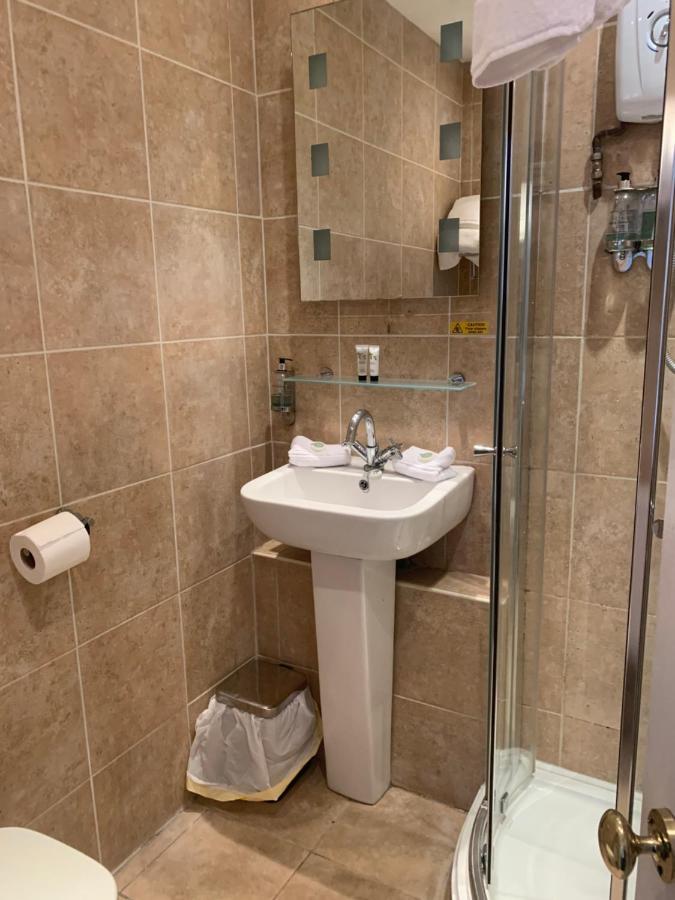 The Swan @ Stoford酒店 外观 照片 A modern bathroom