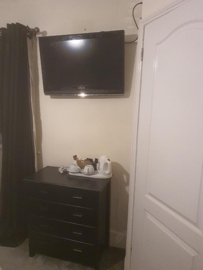 The Swan @ Stoford酒店 外观 照片 A television in a hotel room