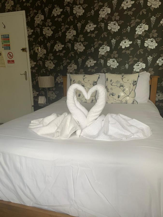 The Swan @ Stoford酒店 外观 照片 A towel swan