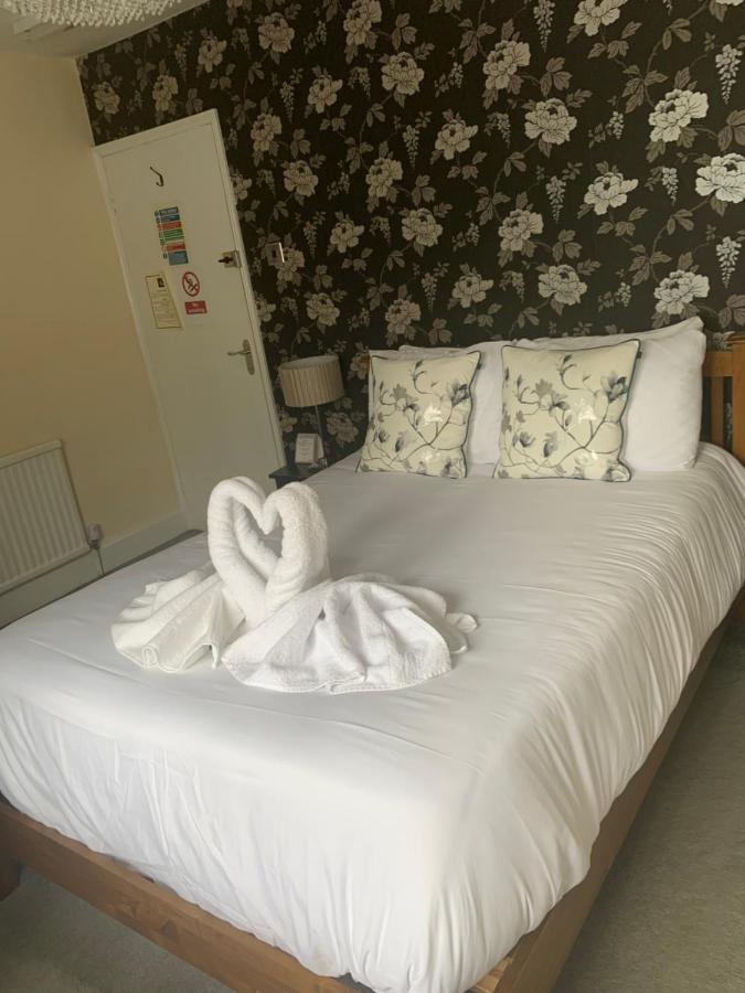 The Swan @ Stoford酒店 外观 照片 A bed with a towel swan
