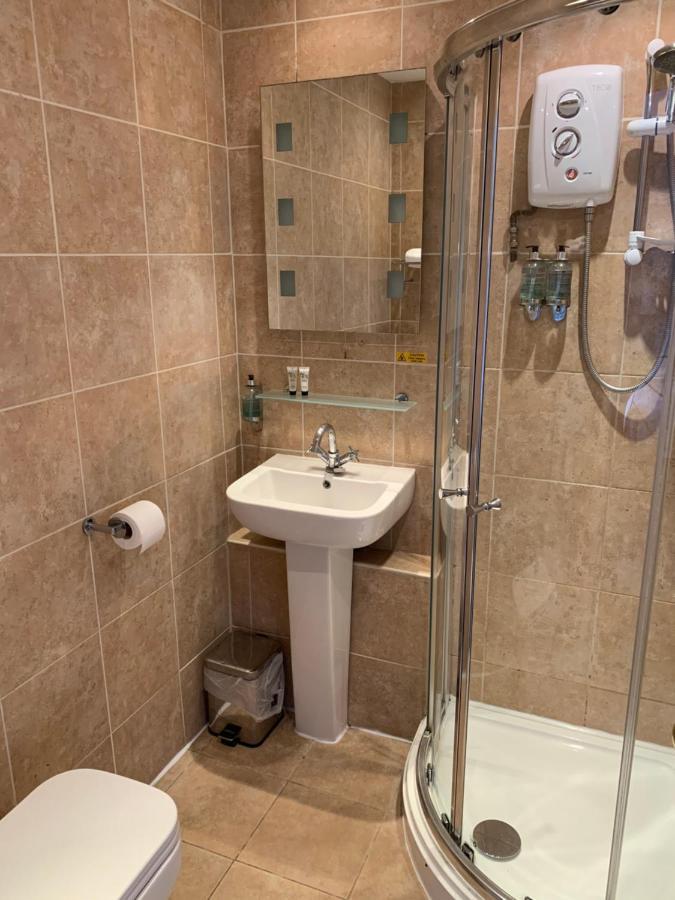 The Swan @ Stoford酒店 外观 照片 A shower cubicle